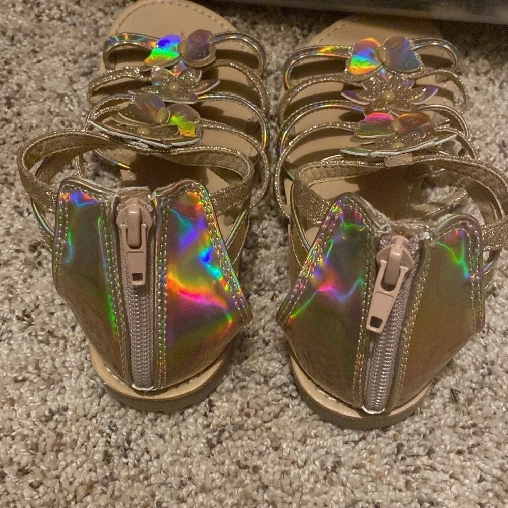 Used in great condition iridescent/rose gold/ tan Butterfly and flower detail